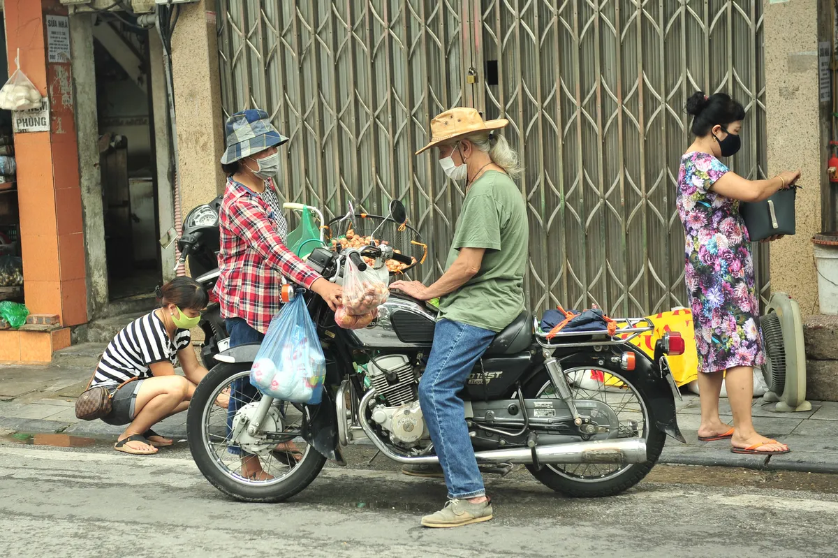 Hà Nội ngày đầu giãn cách xã hội: Đông người tập trung mua thực phẩm - Ảnh 5.