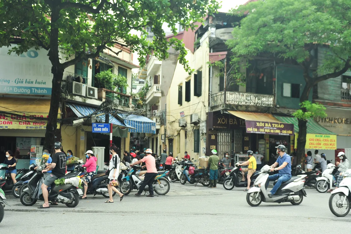 Hà Nội ngày đầu giãn cách xã hội: Đông người tập trung mua thực phẩm - Ảnh 1.