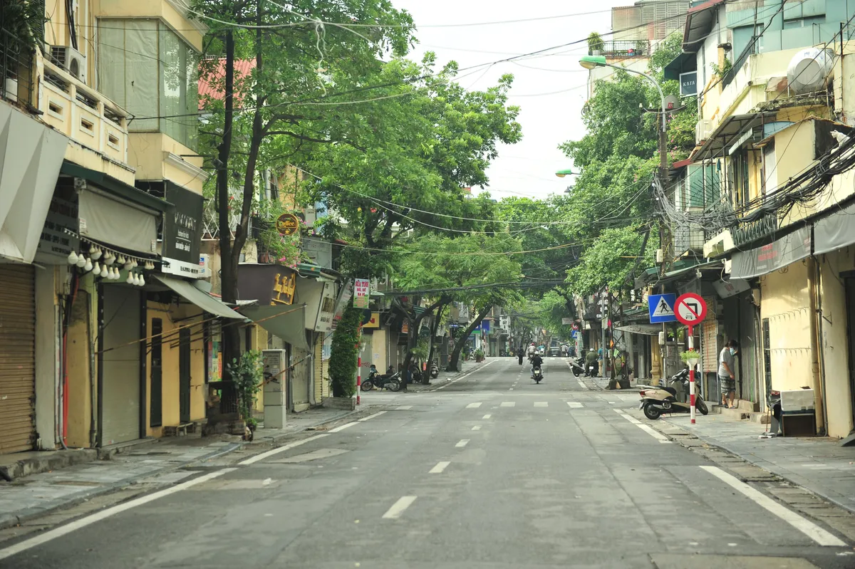 Hà Nội ngày đầu giãn cách xã hội: Đông người tập trung mua thực phẩm - Ảnh 12.