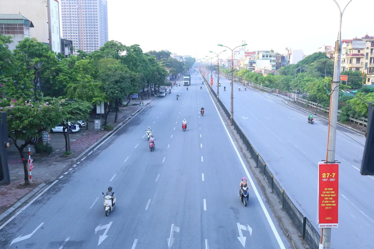 Giao thông Hà Nội thông thoáng trong ngày đầu thực hiện giãn cách xã hội theo nguyên tắc của Chỉ thị 16 - Ảnh 9.