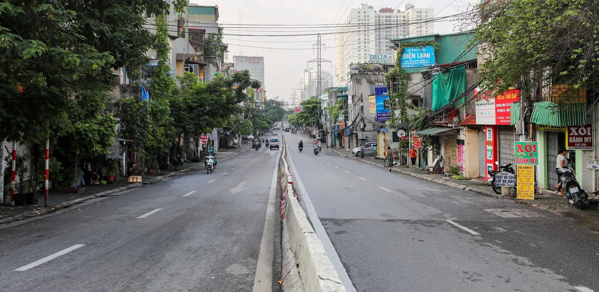 Giao thông Hà Nội thông thoáng trong ngày đầu thực hiện giãn cách xã hội theo nguyên tắc của Chỉ thị 16 - Ảnh 8.