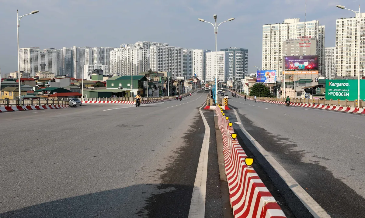 Giao thông Hà Nội thông thoáng trong ngày đầu thực hiện giãn cách xã hội theo nguyên tắc của Chỉ thị 16 - Ảnh 6.