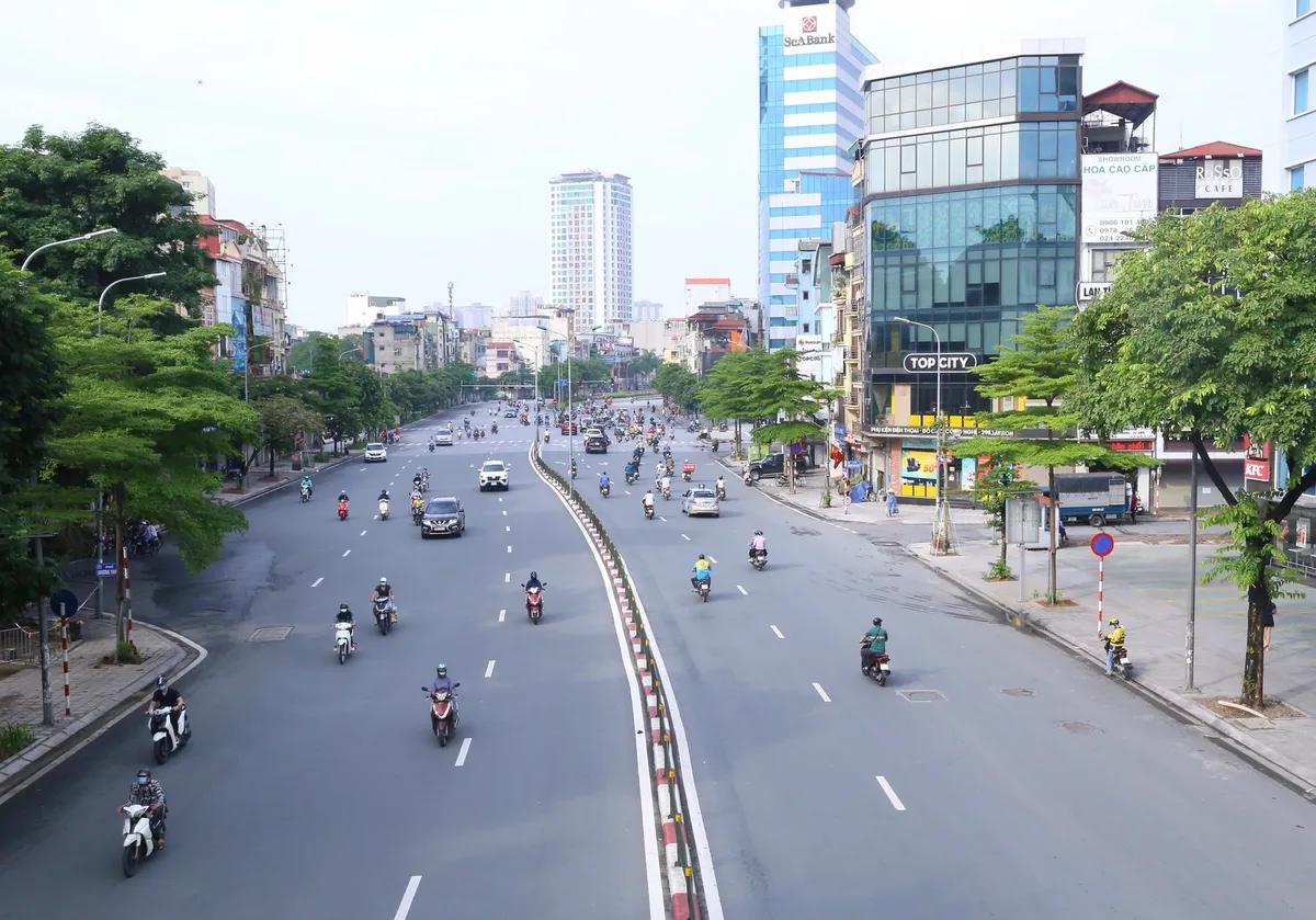 Giao thông Hà Nội thông thoáng trong ngày đầu thực hiện giãn cách xã hội theo nguyên tắc của Chỉ thị 16 - Ảnh 3.