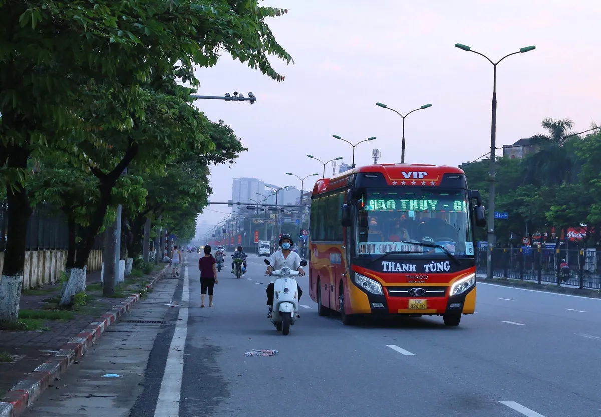 Hà Nội: Vẫn còn người dân ra đường tập thể dục bất chấp Chỉ thị giãn cách xã hội - Ảnh 11.