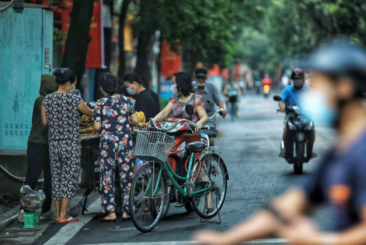 Hà Nội: Vẫn còn người dân ra đường tập thể dục bất chấp Chỉ thị giãn cách xã hội - Ảnh 5.