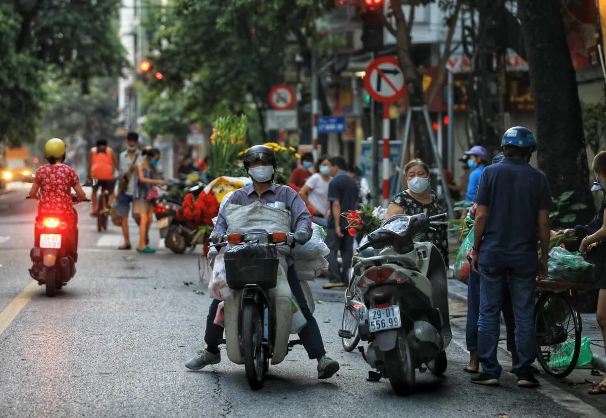 Hà Nội: Vẫn còn người dân ra đường tập thể dục bất chấp Chỉ thị giãn cách xã hội - Ảnh 9.