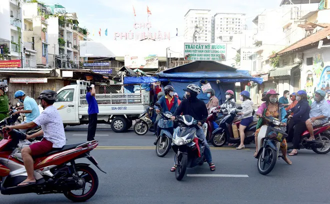 Hàng loạt siêu thị ở TP Hồ Chí Minh thông báo đóng cửa trước 18h - Ảnh 1.