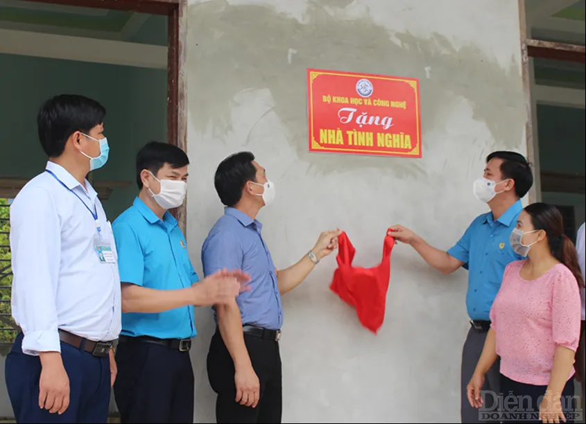 Bộ Khoa học và Công nghệ bàn giao nhà tình nghĩa tại Quảng Bình và Quảng Trị - Ảnh 1.