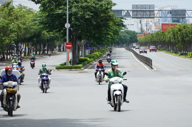 Hà Nội yêu cầu dừng hoạt động giao hàng bằng xe công nghệ - Ảnh 1.