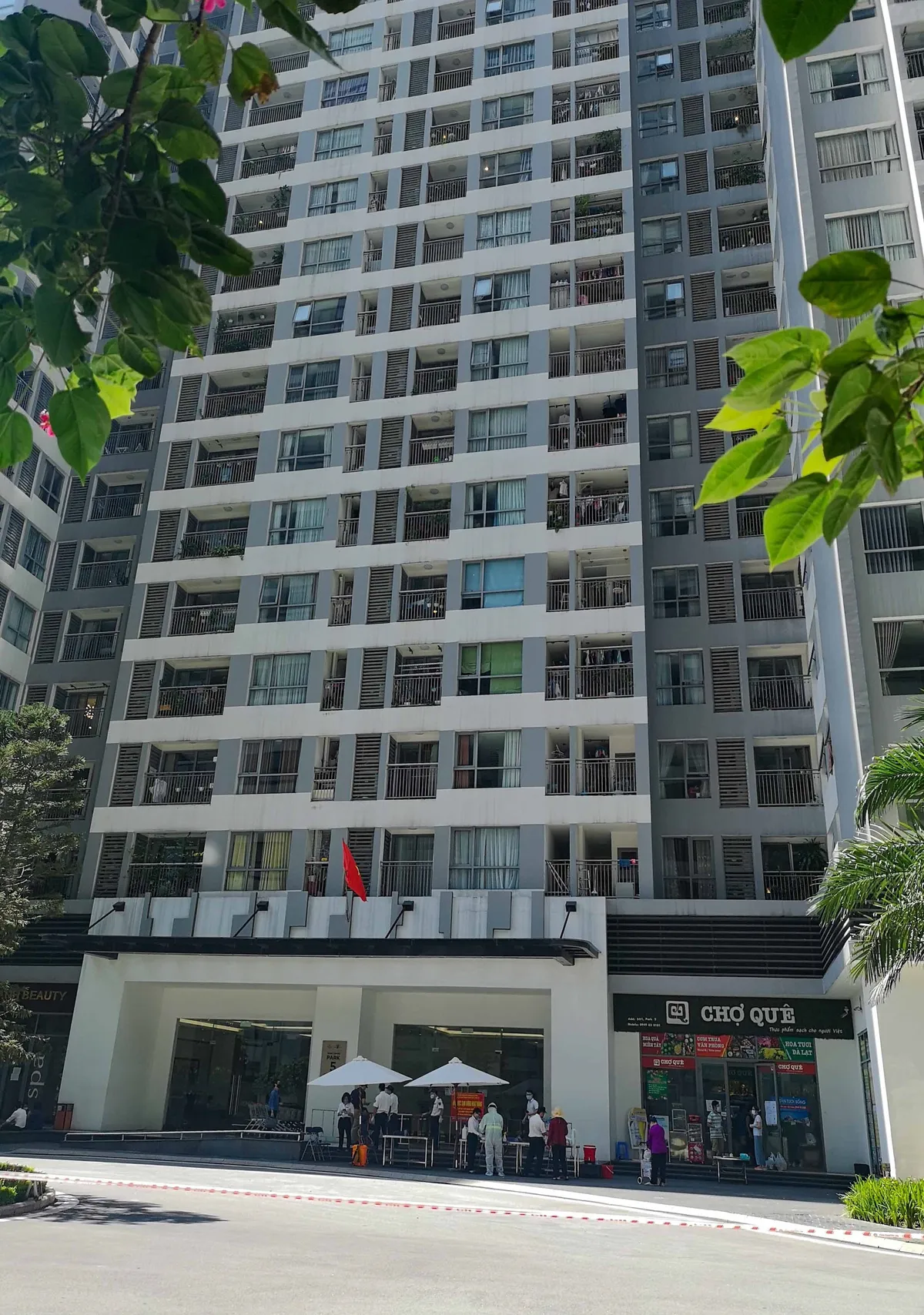 H&agrave; Nội tạm phong tỏa t&ograve;a Park 5 Times City do c&oacute; 2 ca nghi mắc COVID-19 - Ảnh 1.