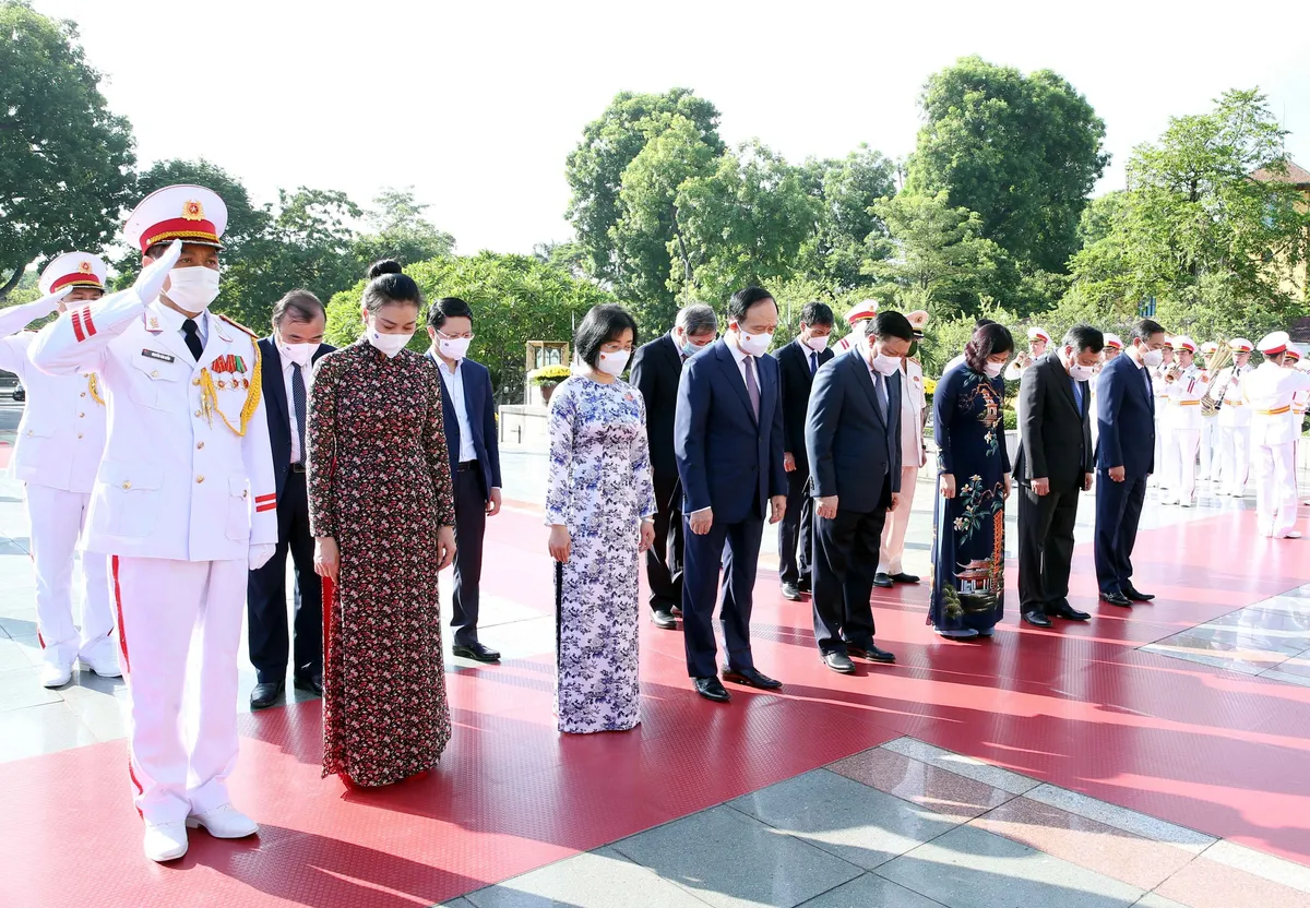 Lãnh đạo Đảng, Nhà nước tưởng niệm các anh hùng, liệt sĩ - Ảnh 1.