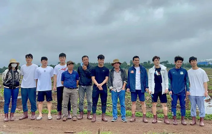 Cầu thủ Hoàng Anh Gia Lai đi trồng sầu riêng - Ảnh 11. Cầu thủ Hoàng Anh Gia Lai đi trồng sầu riêng - Ảnh 11.