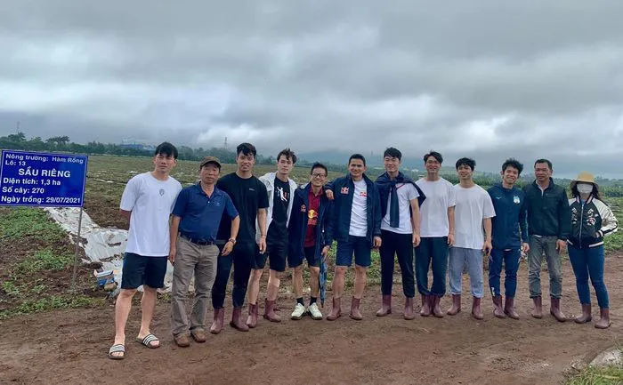 Cầu thủ Hoàng Anh Gia Lai đi trồng sầu riêng - Ảnh 12. Cầu thủ Hoàng Anh Gia Lai đi trồng sầu riêng - Ảnh 12.