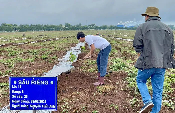 Cầu thủ Hoàng Anh Gia Lai đi trồng sầu riêng - Ảnh 6. Cầu thủ Hoàng Anh Gia Lai đi trồng sầu riêng - Ảnh 6.