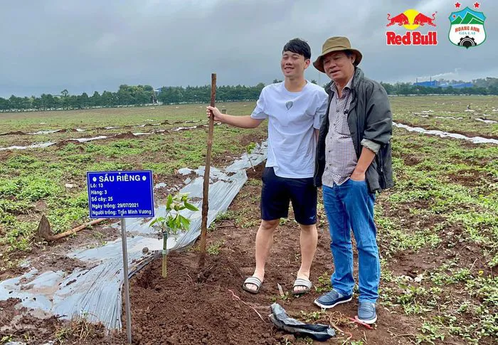 Cầu thủ Hoàng Anh Gia Lai đi trồng sầu riêng - Ảnh 7. Cầu thủ Hoàng Anh Gia Lai đi trồng sầu riêng - Ảnh 7.