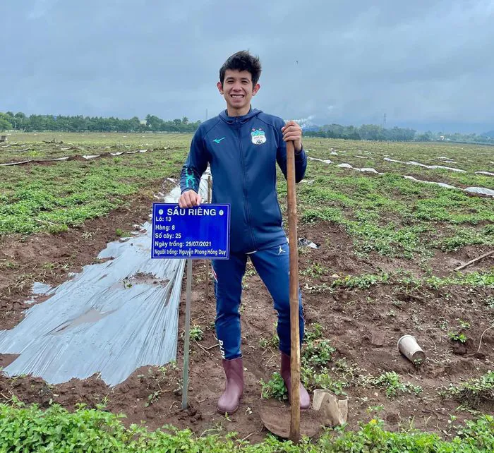 Cầu thủ Hoàng Anh Gia Lai đi trồng sầu riêng - Ảnh 8. Cầu thủ Hoàng Anh Gia Lai đi trồng sầu riêng - Ảnh 8.