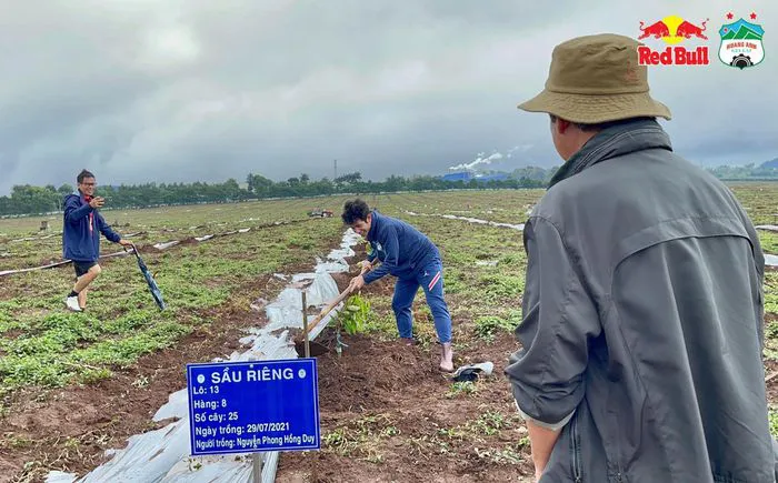 Cầu thủ Hoàng Anh Gia Lai đi trồng sầu riêng - Ảnh 9. Cầu thủ Hoàng Anh Gia Lai đi trồng sầu riêng - Ảnh 9.