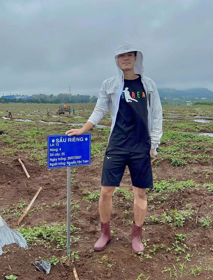 Cầu thủ Hoàng Anh Gia Lai đi trồng sầu riêng - Ảnh 10. Cầu thủ Hoàng Anh Gia Lai đi trồng sầu riêng - Ảnh 10.