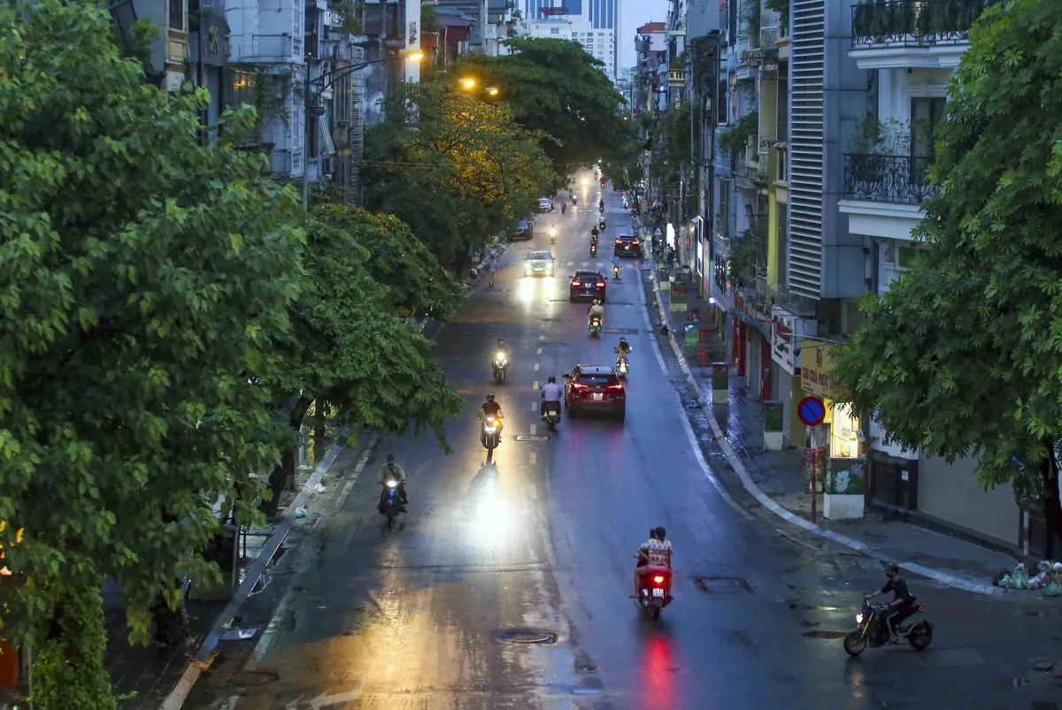 Ngày thứ 5 thực hiện giãn cách xã hội, lượng phương tiện lưu thông trên nhiều tuyến đường ở Hà Nội đã giảm - Ảnh 7.