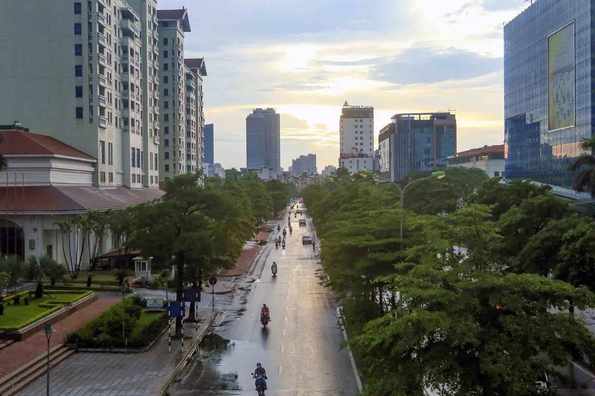 Ngày thứ 5 thực hiện giãn cách xã hội, lượng phương tiện lưu thông trên nhiều tuyến đường ở Hà Nội đã giảm - Ảnh 4.