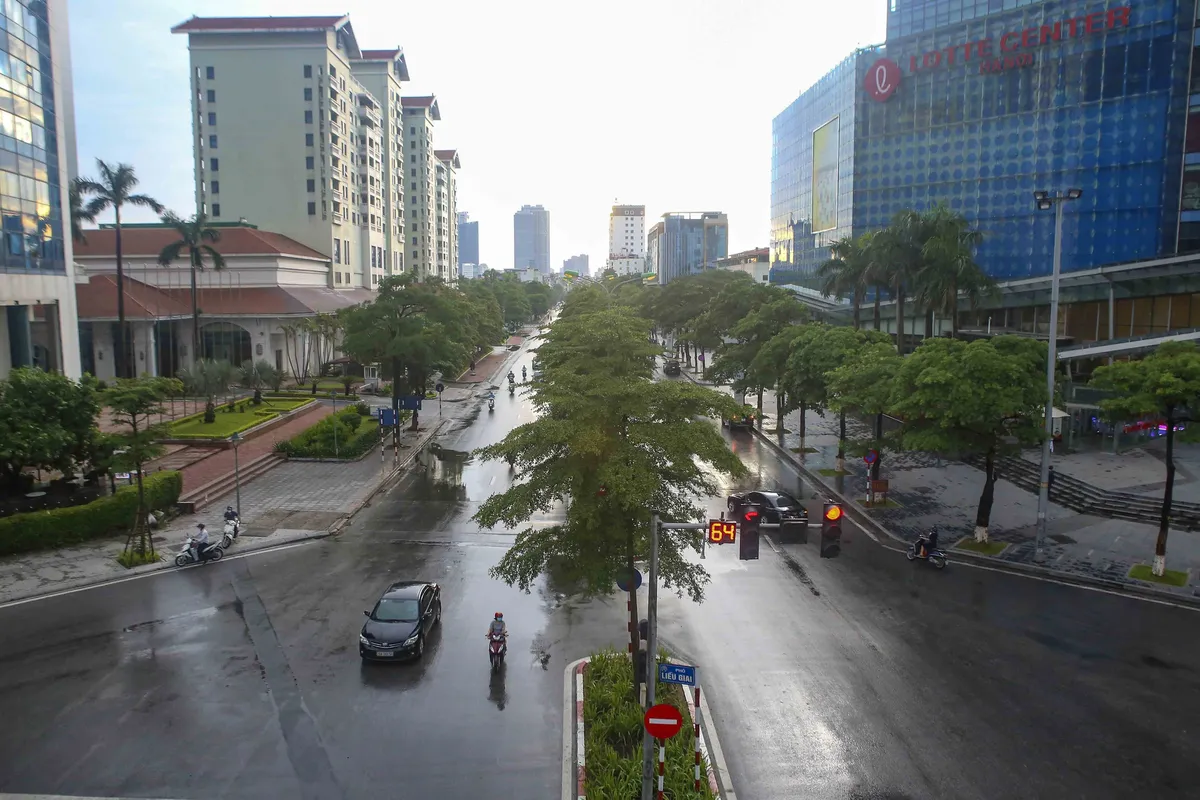 Ngày thứ 5 thực hiện giãn cách xã hội, lượng phương tiện lưu thông trên nhiều tuyến đường ở Hà Nội đã giảm - Ảnh 3.