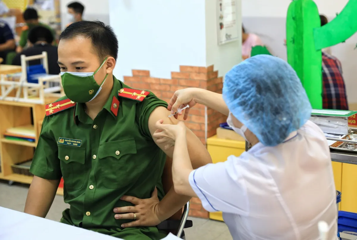 Người dân quận Hoàn Kiếm tiêm vaccine ngừa COVID-19, tuân thủ nghiêm 5K - Ảnh 16.