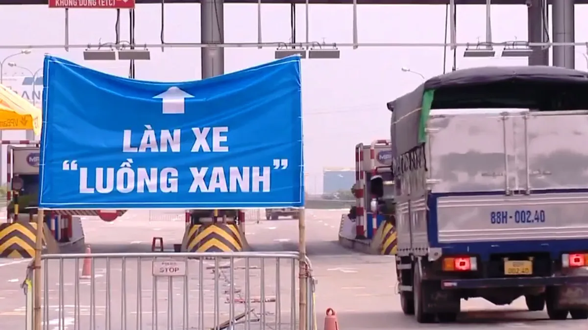Kh&ocirc;ng kiểm tra phương tiện gắn m&atilde; QR c&ograve;n thời hạn - Ảnh 1.