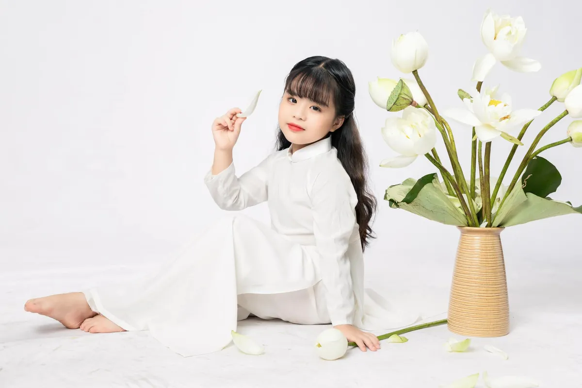 Mùa hoa tìm lại: Vẻ dễ thương của bé Ngân ngoài đời thường - Ảnh 6.