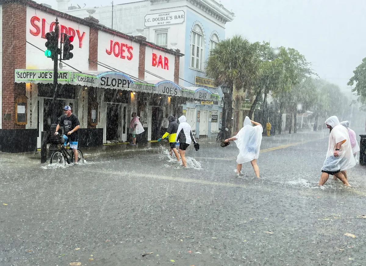 Bão nhiệt đới Elsa mạnh lên khi đổ bộ vào bang Florida, có thể gây ra lũ lụt và lốc xoáy - Ảnh 2.