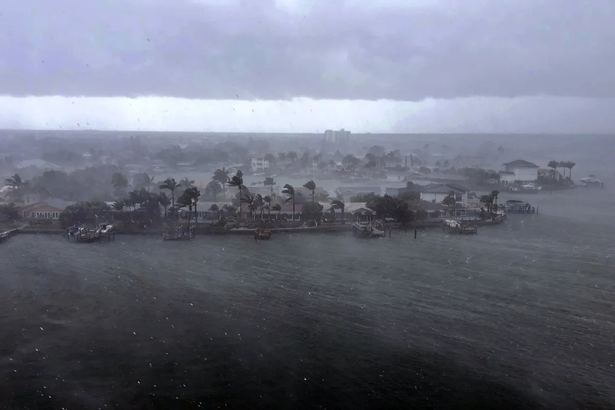 Bão nhiệt đới Elsa mạnh lên khi đổ bộ vào bang Florida, có thể gây ra lũ lụt và lốc xoáy - Ảnh 1.