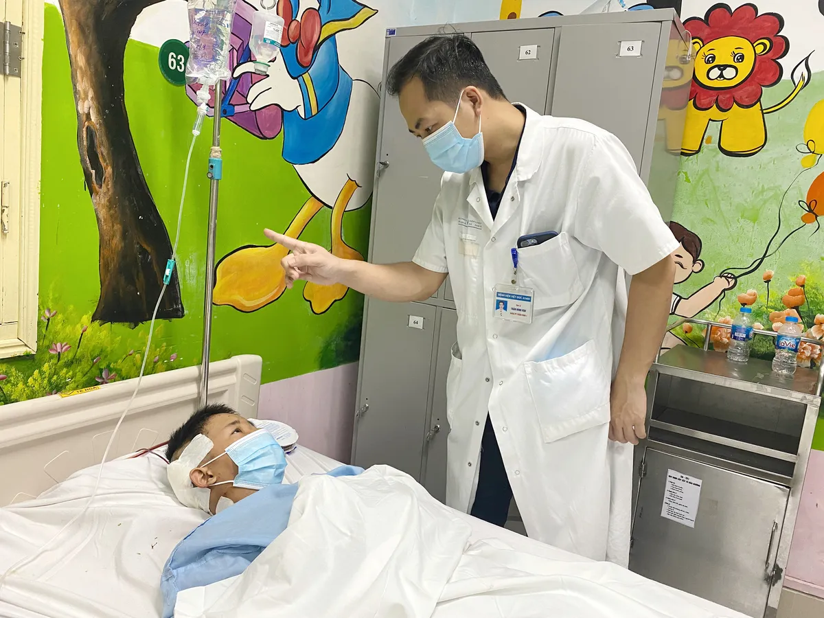 Tai nạn lao động, nam thanh niên bị thanh sắt dài 1m  xuyên thấu từ cổ qua não - Ảnh 3.