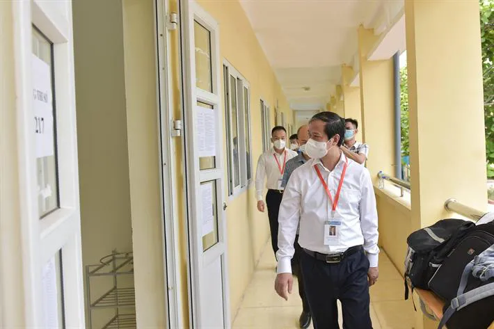 Bộ trưởng Bộ GD&ĐT động viên sĩ tử bình tĩnh, tự tin, an tâm dự thi tốt nghiệp THPT 2021 - Ảnh 3.