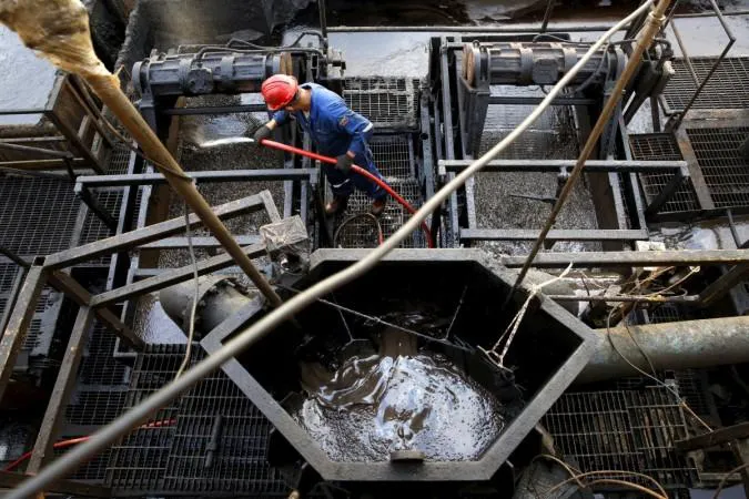 OPEC+ đàm phán thất bại, Mỹ tăng sản lượng để giữ giá - Ảnh 1.