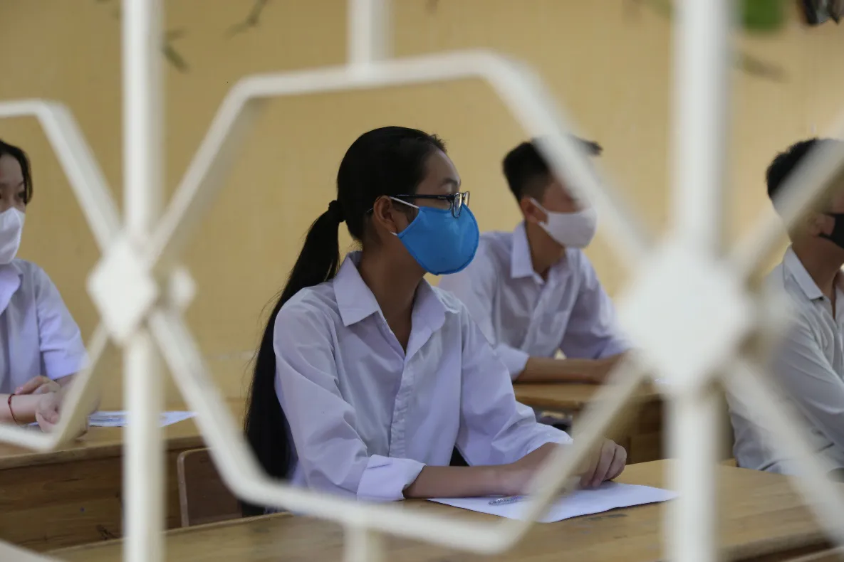 [Ảnh] Thí sinh đeo khẩu trang làm bài thi, phụ huynh hồi hộp chờ con vượt vũ môn - Ảnh 9.