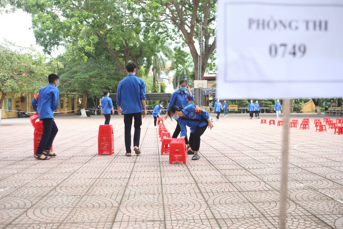 Bắc Giang kỷ luật cán bộ sau sự cố dừng điểm thi trường THPT Lạng Giang số 3 - Ảnh 1.
