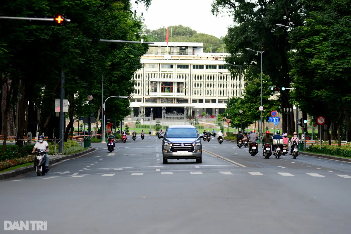 TP Hồ Chí Minh đường thông, hè thoáng ngày đầu giãn cách xã hội - Ảnh 19.