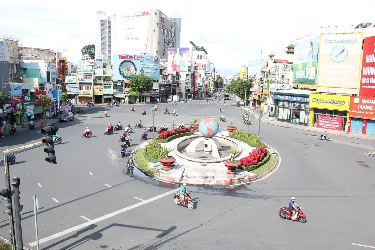 TP Hồ Chí Minh đường thông, hè thoáng ngày đầu giãn cách xã hội - Ảnh 7.