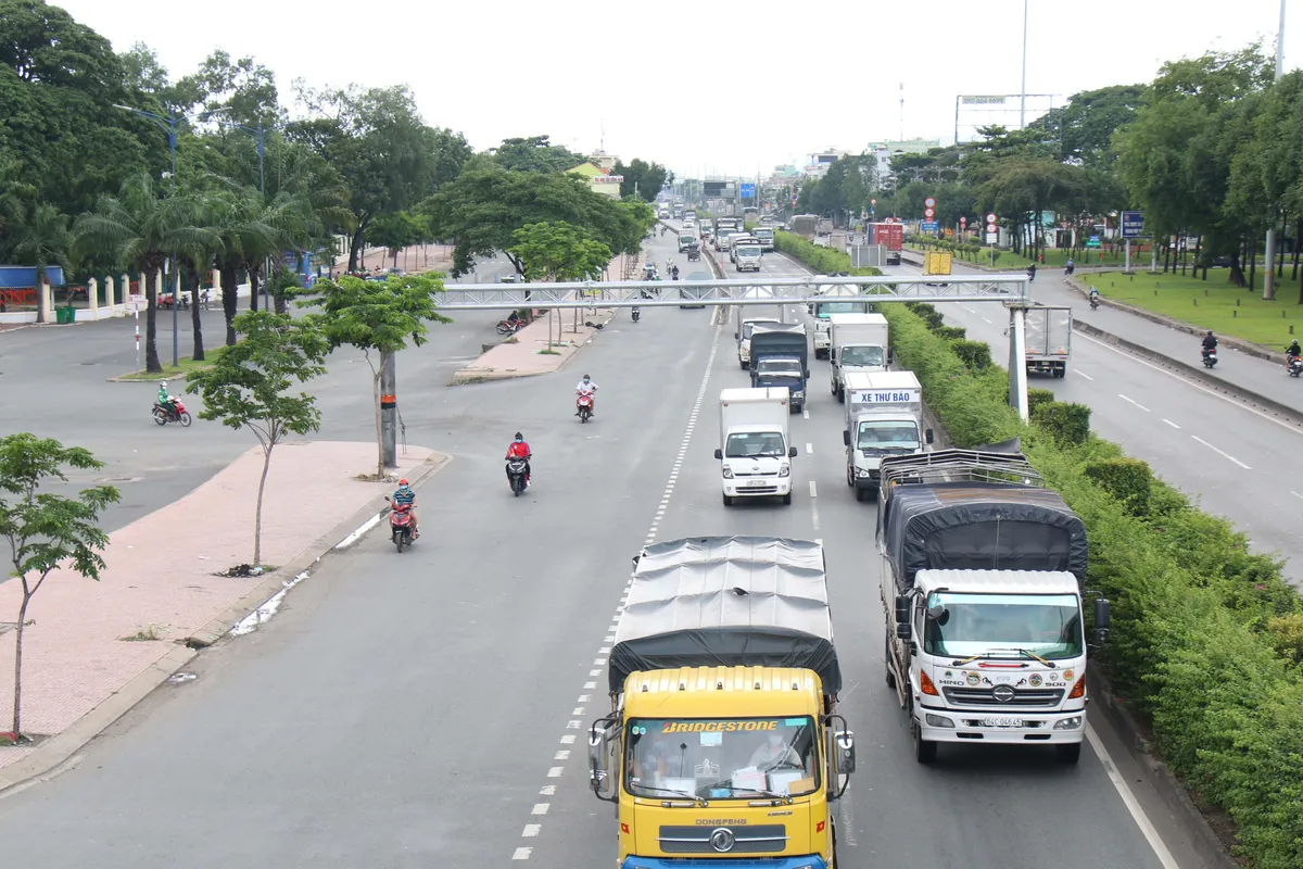 TP Hồ Chí Minh đường thông, hè thoáng ngày đầu giãn cách xã hội - Ảnh 13.