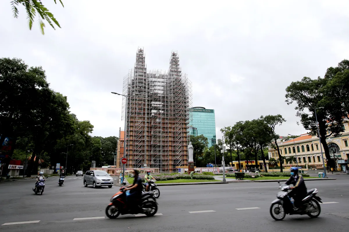 TP Hồ Chí Minh đường thông, hè thoáng ngày đầu giãn cách xã hội - Ảnh 8.