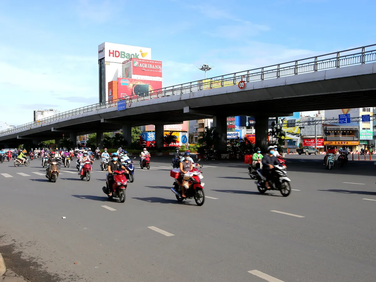 TP Hồ Chí Minh đường thông, hè thoáng ngày đầu giãn cách xã hội - Ảnh 11.