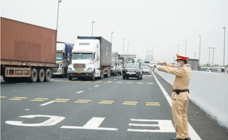 TP Hồ Chí Minh: Phương tiện dán mã QR được lưu thông xuyên suốt, tạo điều kiện vận chuyển hàng hóa - Ảnh 1.