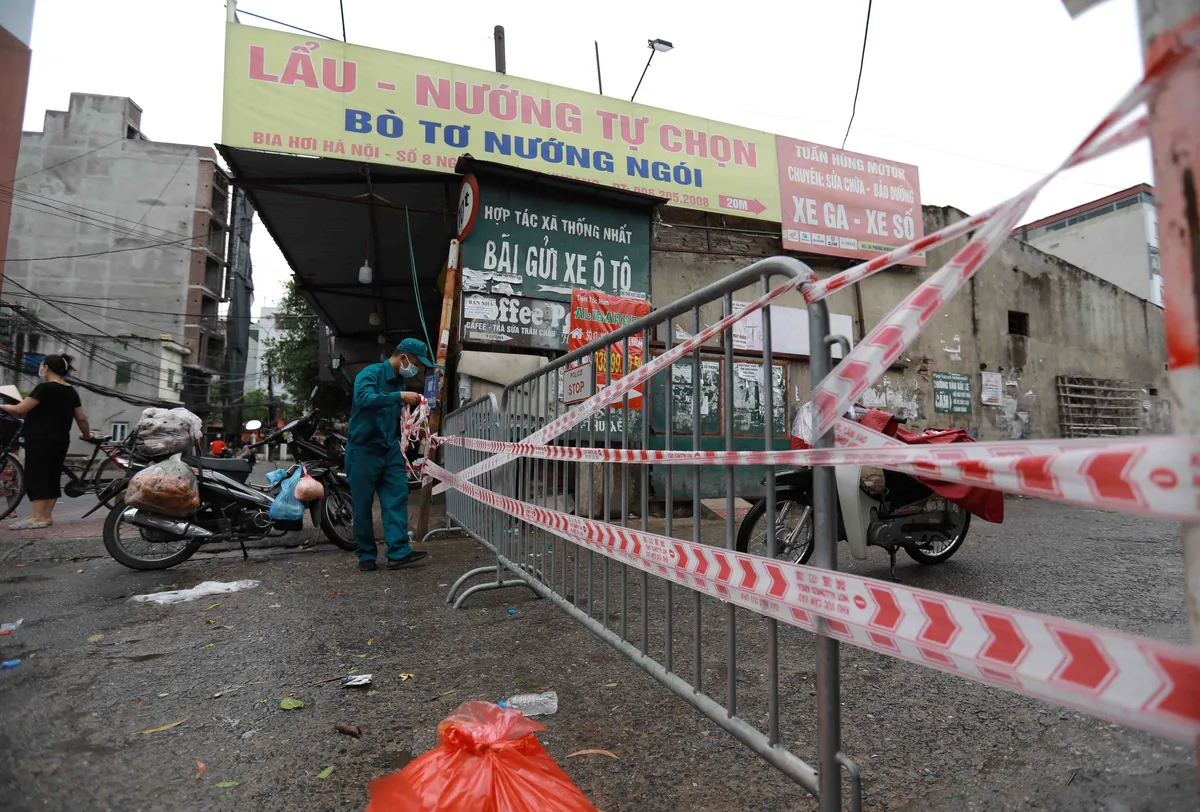 1 người bán rau mắc COVID-19, Hà Nội cách ly y tế chợ Phùng Khoang - Ảnh 1.