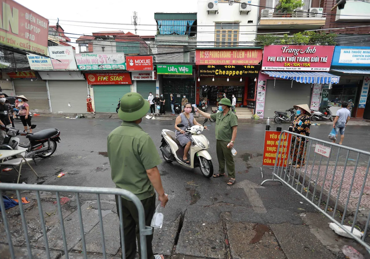 1 người bán rau mắc COVID-19, Hà Nội cách ly y tế chợ Phùng Khoang - Ảnh 4.