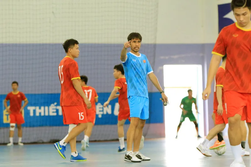ĐT Futsal Việt Nam di chuyển ra Hà Nội, chuẩn bị cho VCK FIFA Futsal World Cup 2021 - Ảnh 1. ĐT Futsal Việt Nam di chuyển ra Hà Nội, chuẩn bị cho VCK FIFA Futsal World Cup 2021 - Ảnh 1.
