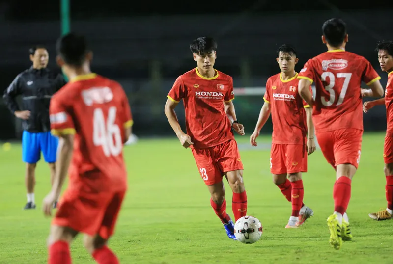 ĐT U22 Việt Nam miệt mài rèn thể lực trong điều kiện bất lợi về thời tiết - Ảnh 2. ĐT U22 Việt Nam miệt mài rèn thể lực trong điều kiện bất lợi về thời tiết - Ảnh 2.