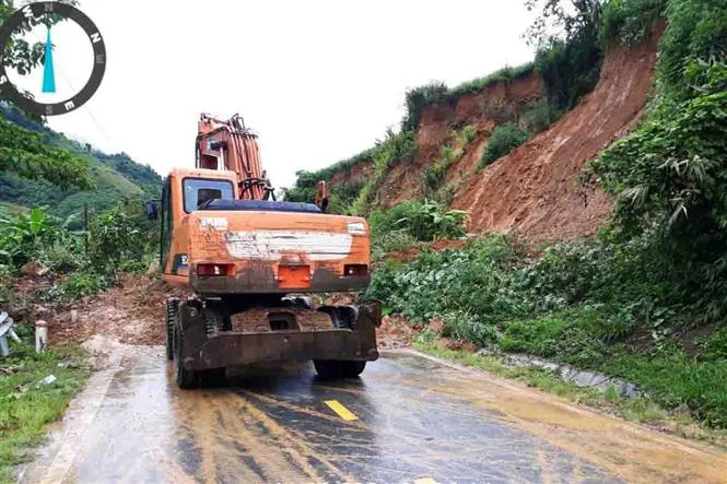 Mưa lớn gây sạt lở nhiều tuyến đường ở Lai Châu - Ảnh 3.