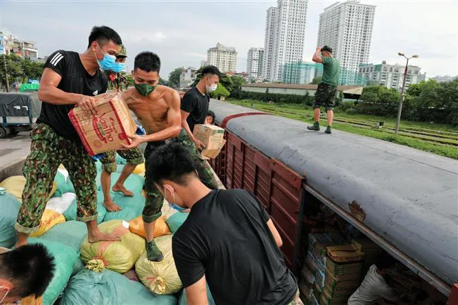 Tàu hỏa vận chuyển miễn phí 300 tấn hàng của Hòa Bình hỗ trợ các tỉnh phía Nam - Ảnh 7.