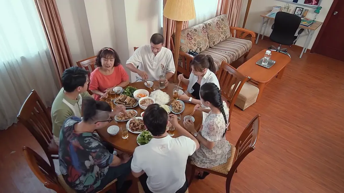 Hương vị t&igrave;nh th&acirc;n phần 2 - Tập 13: B&agrave; B&iacute;ch chớp cơ hội l&agrave;m l&agrave;nh với Nam - Ảnh 1.