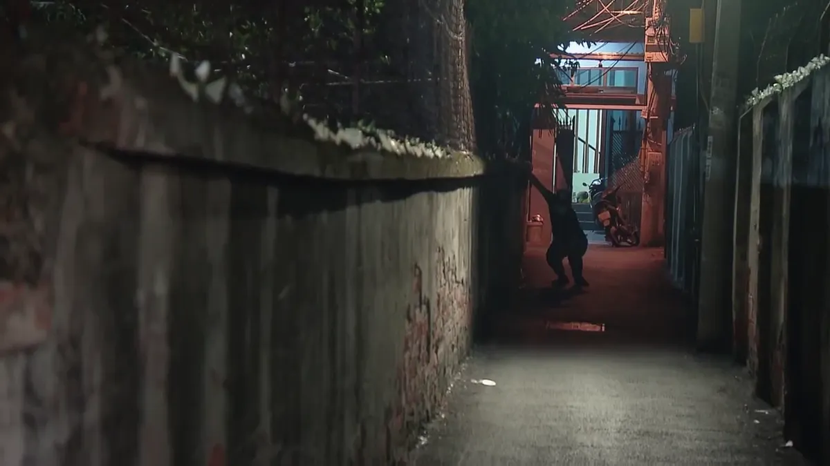 Hương vị t&igrave;nh th&acirc;n phần 2 - Tập 13: B&agrave; B&iacute;ch định đ&ograve; đưa &ocirc;ng Sinh, ai d&egrave; gặp trộm thật - Ảnh 4.