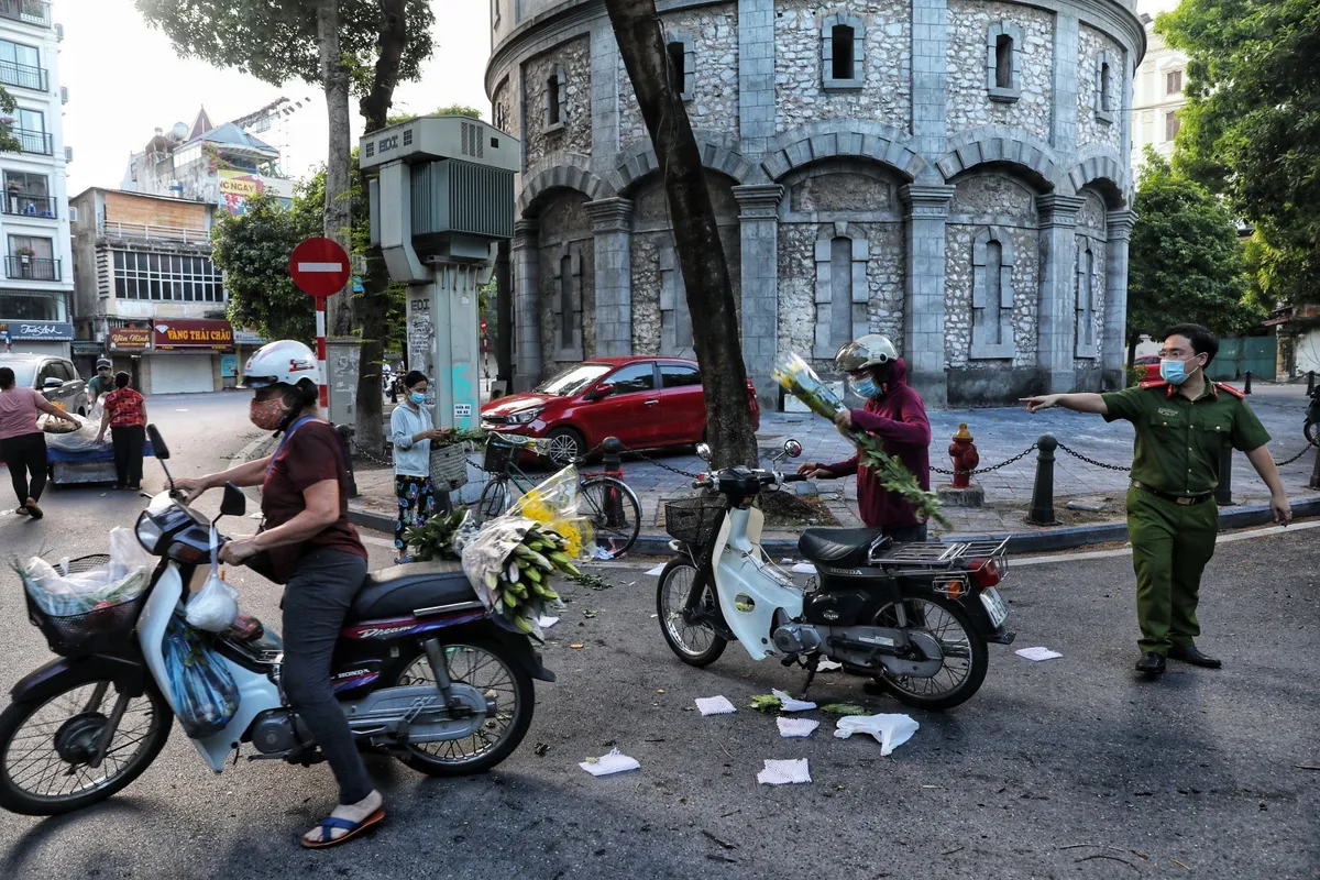 Hà Nội: Họp chợ ngay dưới lòng đường, bất chấp quy định phòng, chống dịch COVID-19 - Ảnh 4.